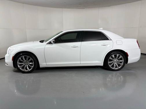 Bright White Clearcoat 2019 Chrysler 300 Touring
