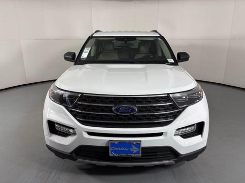 Oxford White 2023 Ford Explorer XLT