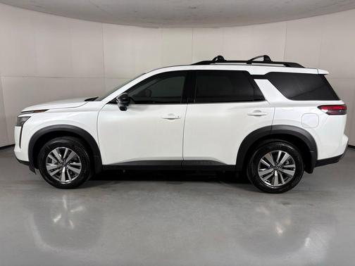 Everest White Pearl Tricoat 2026 Nissan Pathfinder SL