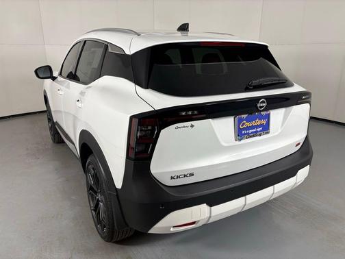 Aspen White Tricoat 2026 Nissan Kicks SR