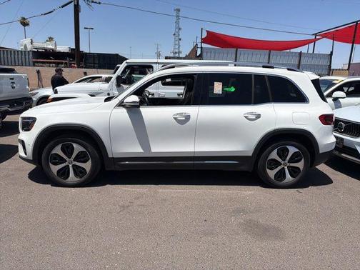 White 2025 Mercedes-Benz GLB 250 4MATIC