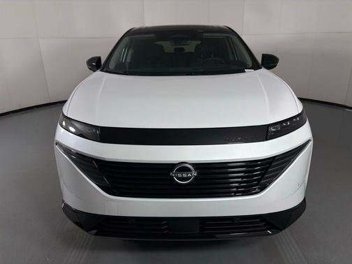 Everest White Pearl/Black 2026 Nissan Murano Platinum