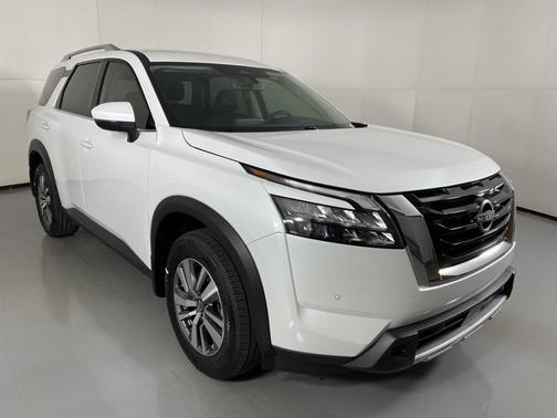 2025 Nissan Pathfinder SL FWD