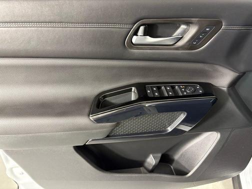 Everest White Pearl Tricoat 2026 Nissan Pathfinder Platinum
