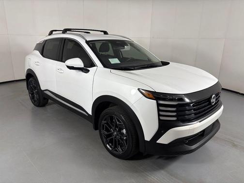 Aspen White 2025 Nissan Kicks SR