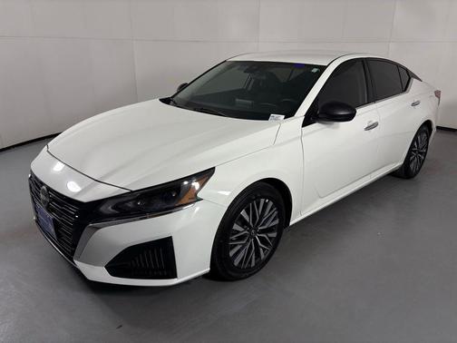 Glacier White 2025 Nissan Altima 2.5 SV