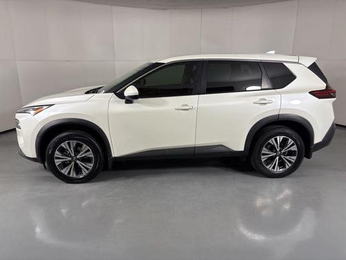 Pearl White Tricoat 2022 Nissan Rogue SV