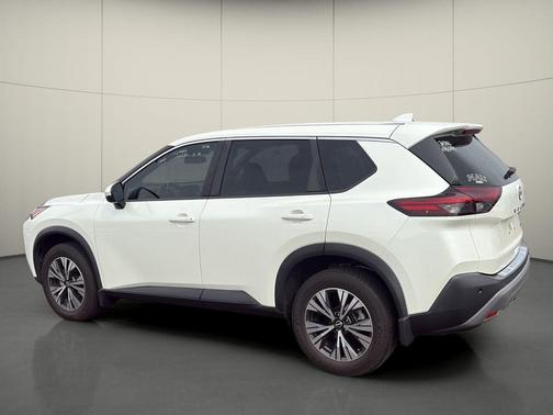 Pearl White Tricoat 2022 Nissan Rogue SV
