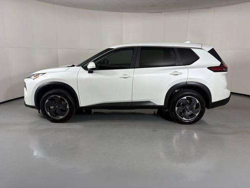Everest White Pearl 2024 Nissan Rogue SV