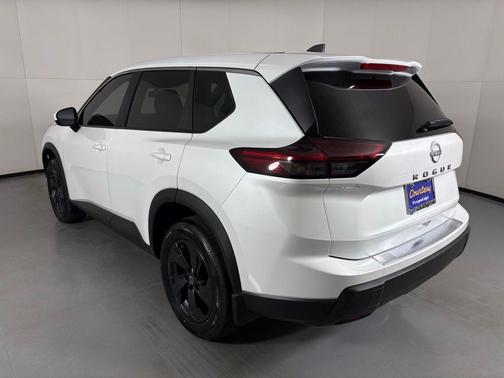 Everest White Pearl Tricoat 2026 Nissan Rogue SV