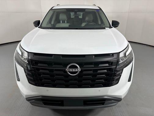 Everest White Pearl Tricoat 2026 Nissan Pathfinder SL