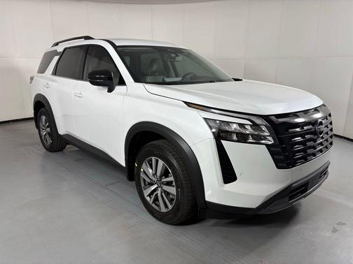 Everest White Pearl Tricoat 2026 Nissan Pathfinder SL