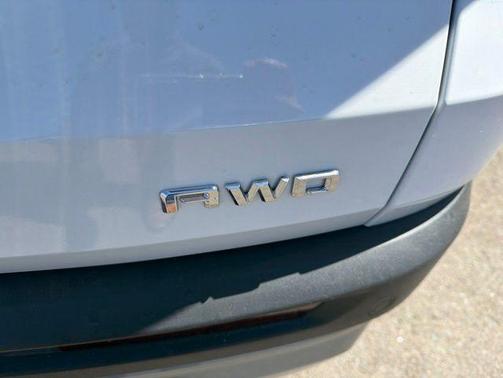 Summit White 2025 Chevrolet Traverse LT