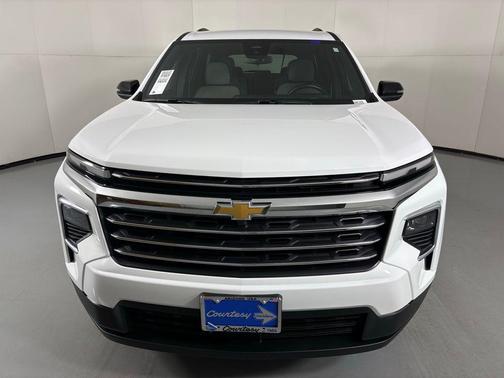 Summit White 2025 Chevrolet Traverse LT