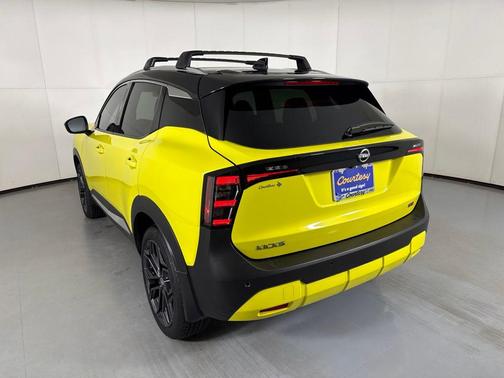 Yuzu Yellow/Super Black 2026 Nissan Kicks SR