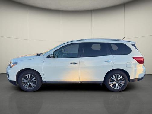 2017 Nissan Pathfinder SV