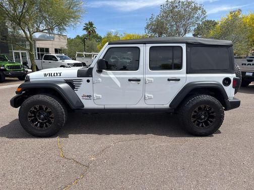 Bright White Clearcoat 2022 Jeep Wrangler Willys