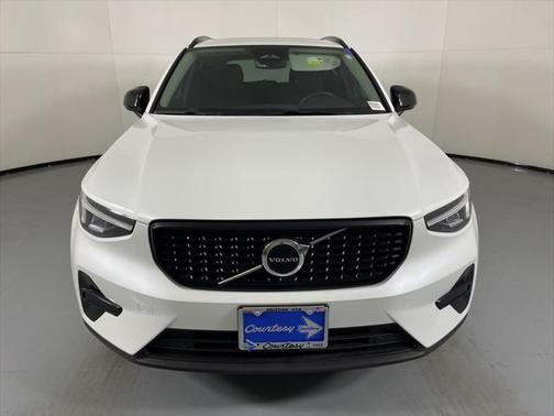 2024 Volvo XC40 B5 Core Bright Theme