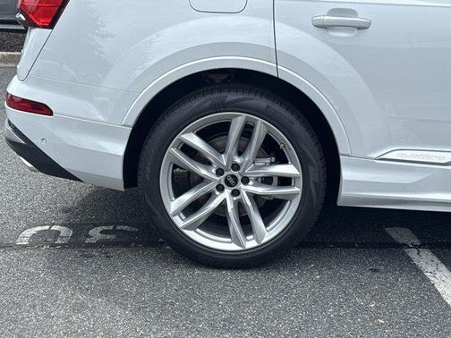 2025 Audi Q7 55 Premium Plus
