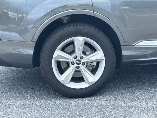 2024 Audi Q7 45 Premium Plus