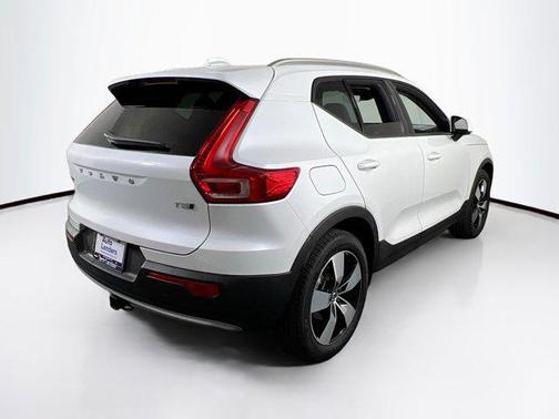 2022 Volvo XC40 T5 Momentum