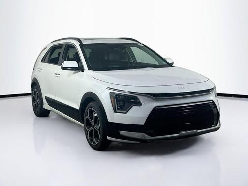 Snow White Pearl 2023 Kia Niro Touring