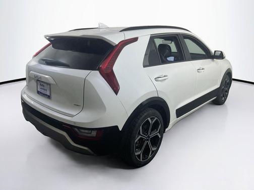 Snow White Pearl 2023 Kia Niro Touring