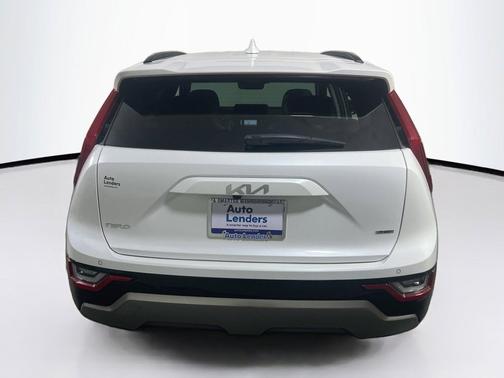 Snow White Pearl 2023 Kia Niro Touring