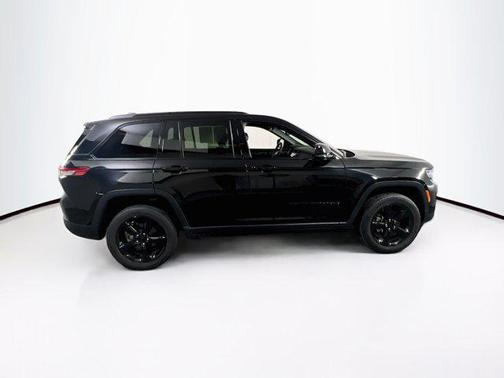 Diamond Black Crystal Pearlcoat 2023 Jeep Grand Cherokee Altitude