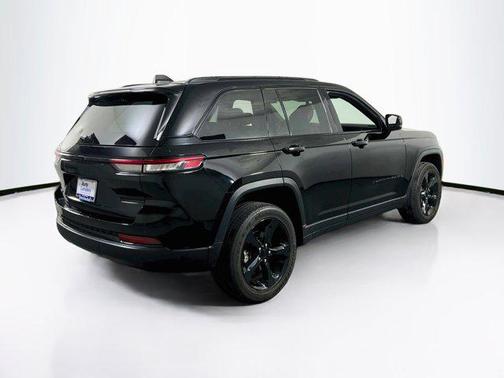 Diamond Black Crystal Pearlcoat 2023 Jeep Grand Cherokee Altitude