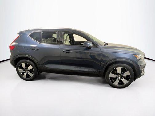 2022 Volvo XC40 T5 Momentum