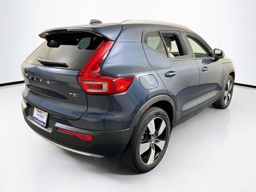 2022 Volvo XC40 T5 Momentum