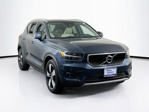 2022 Volvo XC40 T5 Momentum