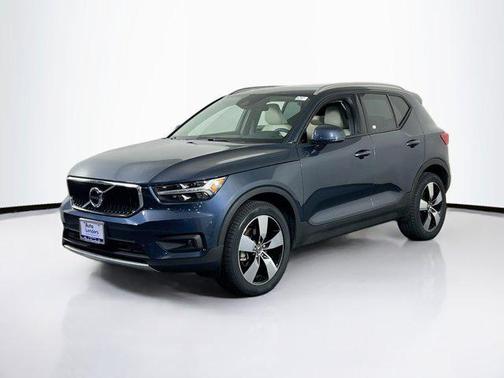 2022 Volvo XC40 T5 Momentum