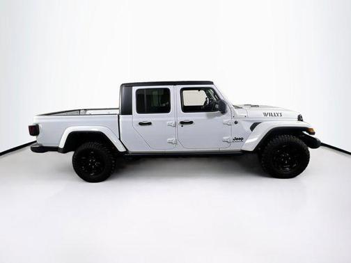 Bright White Clearcoat 2022 Jeep Gladiator Willys 4x4