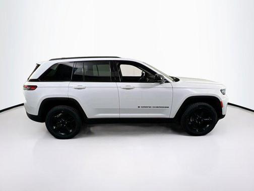 Bright White Clearcoat 2023 Jeep Grand Cherokee Altitude