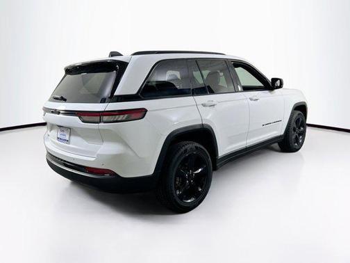 Bright White Clearcoat 2023 Jeep Grand Cherokee Altitude