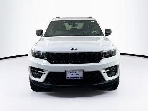 Bright White Clearcoat 2023 Jeep Grand Cherokee Altitude