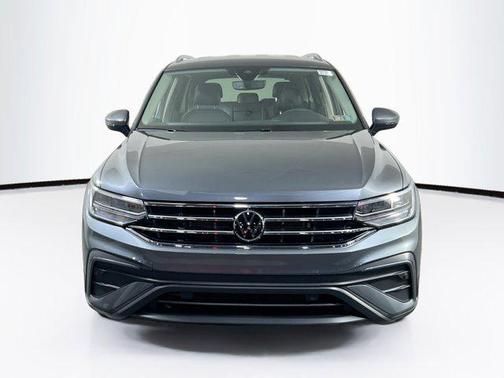 Platinum Gray Metallic 2023 Volkswagen Tiguan 2.0T SE