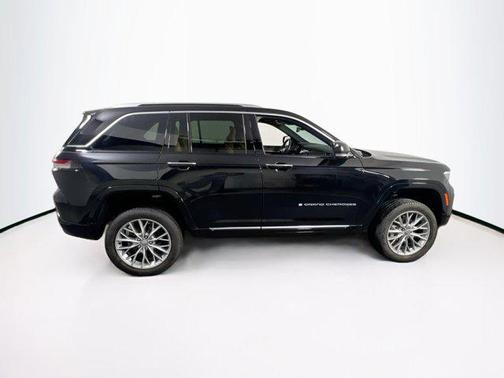 Diamond Black Crystal Pearlcoat 2023 Jeep Grand Cherokee Summit