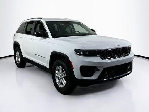 Bright White Clearcoat 2023 Jeep Grand Cherokee Laredo