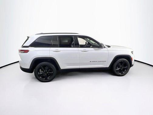 Bright White Clearcoat 2023 Jeep Grand Cherokee Altitude