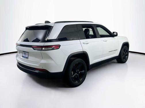 Bright White Clearcoat 2023 Jeep Grand Cherokee Altitude