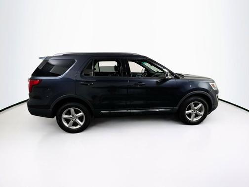 Smoked Quartz Metallic Tinted Clearcoat 2017 Ford Explorer XLT