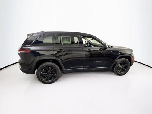 Diamond Black Crystal Pearlcoat 2023 Jeep Grand Cherokee Altitude