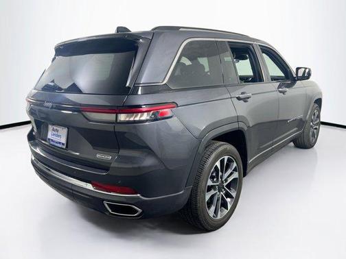 Baltic Gray Metallic Clearcoat 2023 Jeep Grand Cherokee Overland