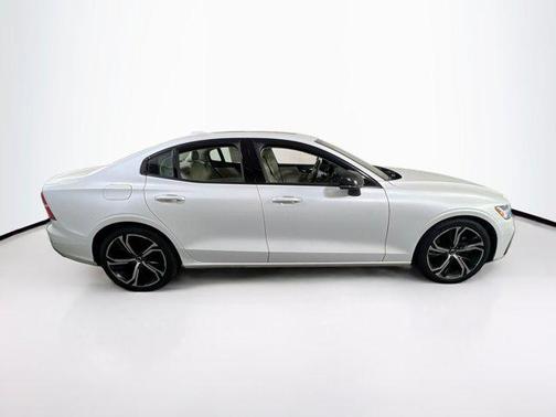 2023 Volvo S60 B5 Core Dark Theme