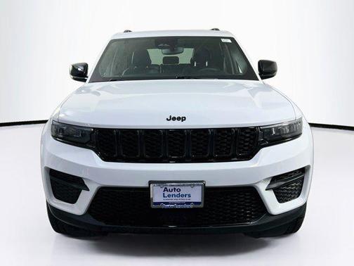 Bright White Clearcoat 2023 Jeep Grand Cherokee Altitude