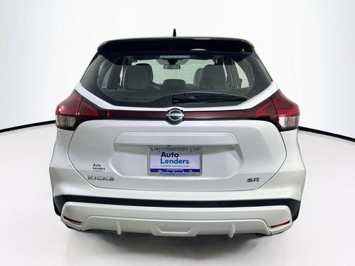 Aspen White Tricoat/Super Black 2023 Nissan Kicks SR