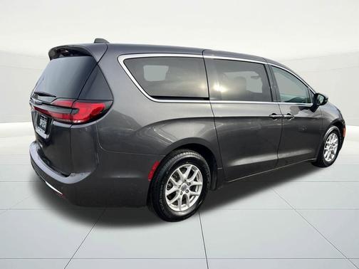 2023 Chrysler Pacifica Touring-L
